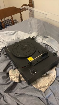 Vinyl record player