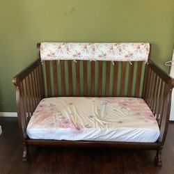 Toddler Bed / Baby Crib 