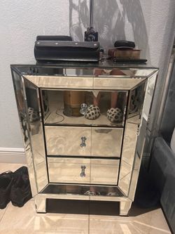 El dorado furniture 2 lamps 2 night stands and 2 dressers