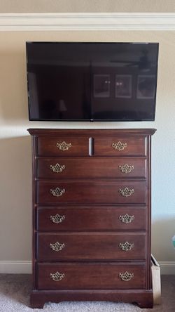 MOUNTED TV