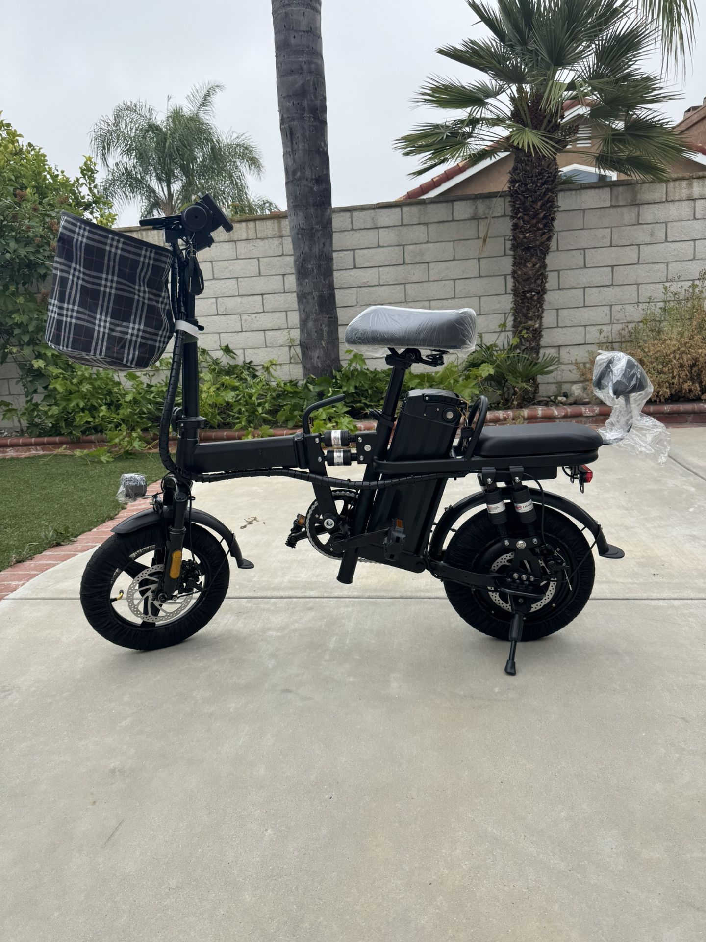 Folding electric bicycle