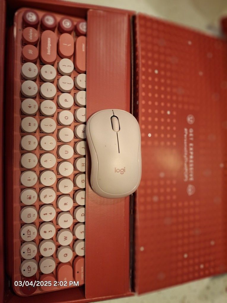Logi Tech Wirelss Blutooth Keyboard
