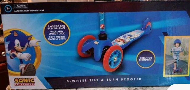 Sonic the Hedgehog 3 Wheel Tilt And Turn Scooter.