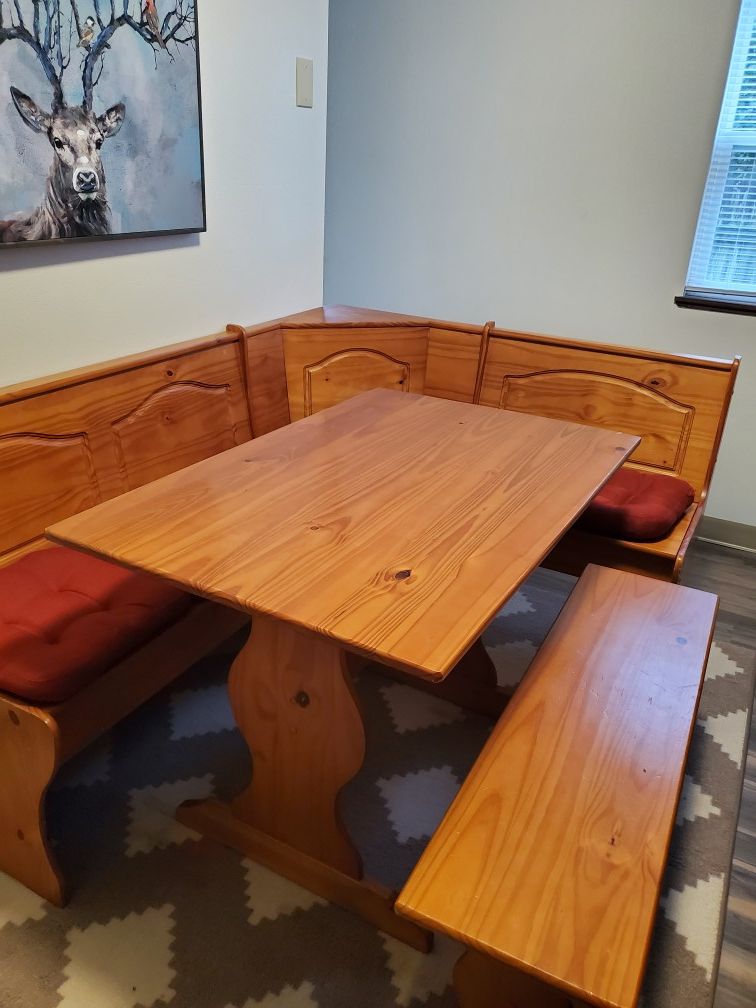Breakfast nook table and bench seat w/storage