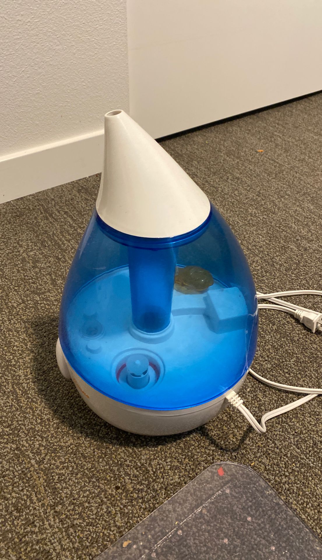 Humidifier with a cleaning fish