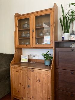 Wooden display tall cabinet (Glendale)