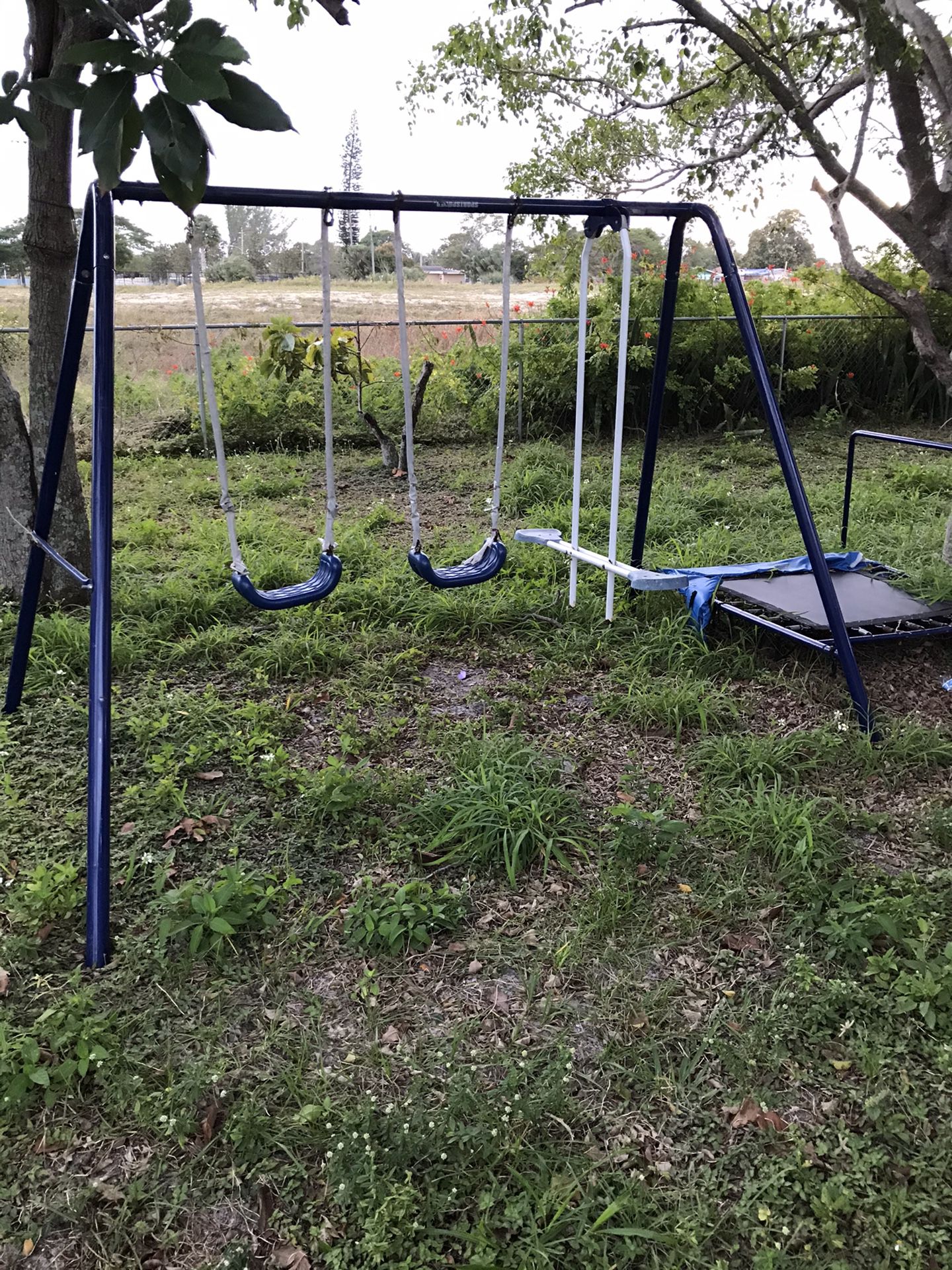 Used swing set FREE MUST DISASSEMBLED