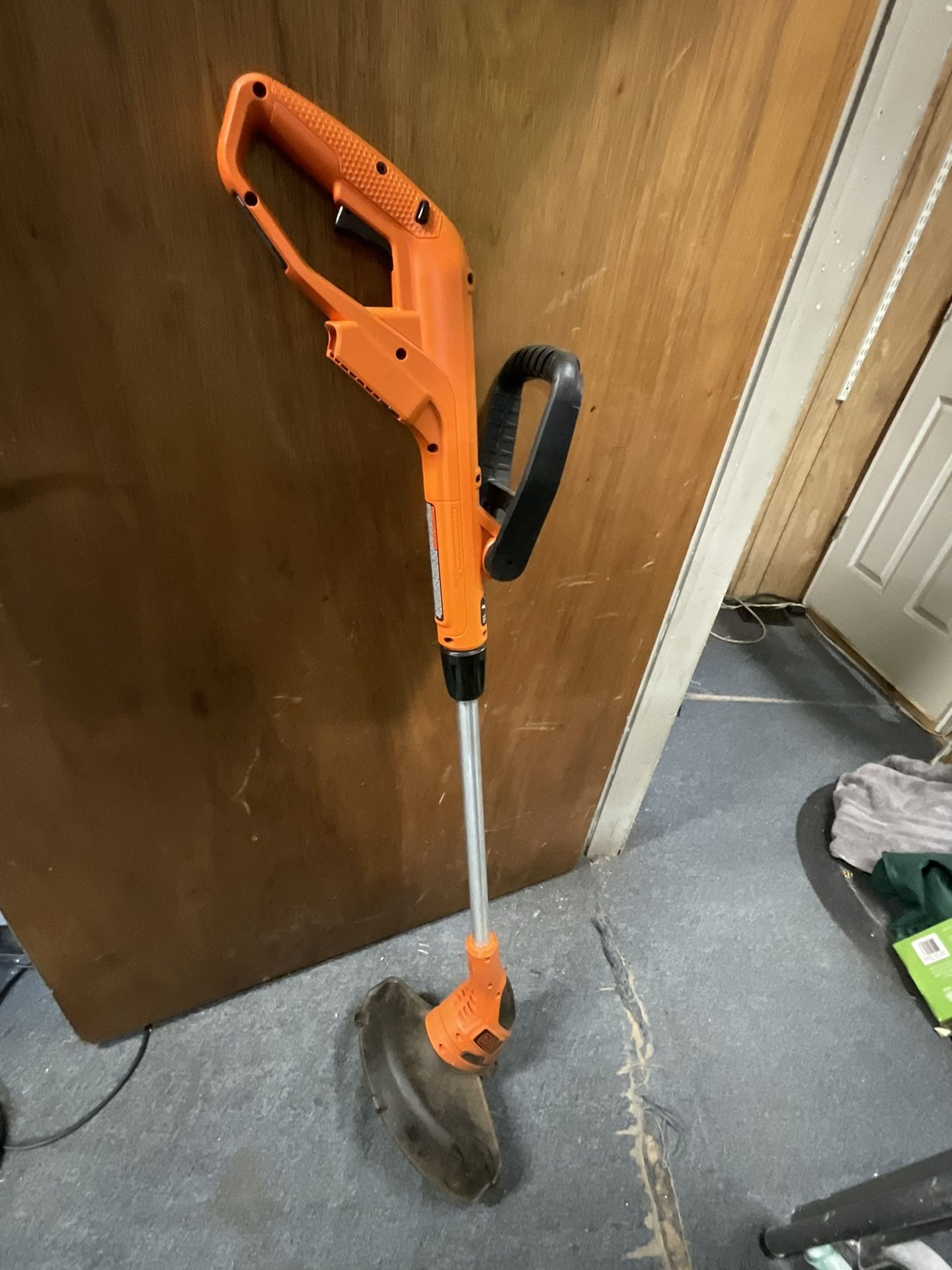 BLACK+DECKER LST220 20V Lithium Ion Cordless GrassHog Trimmer/Edger w/ batteries and charger