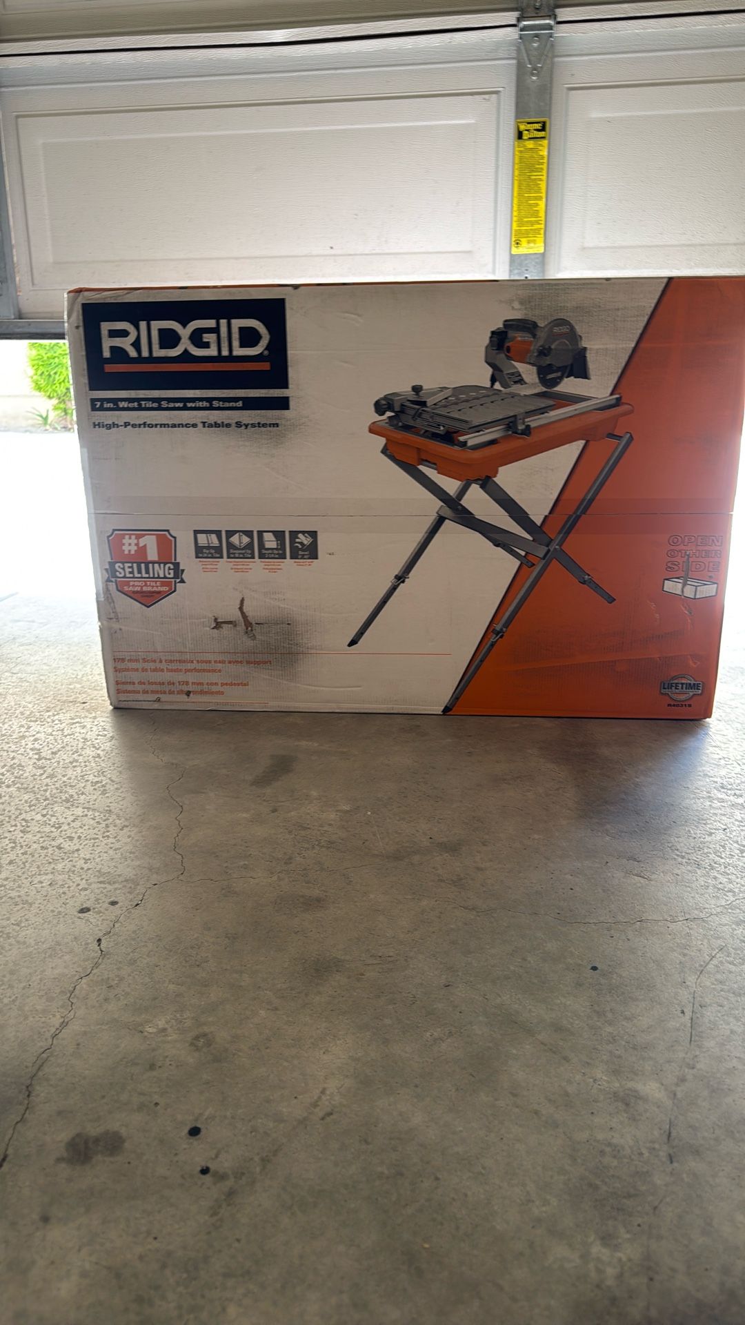 NEW RIDGID 7 INCH WET TILE SAW WITH STAND