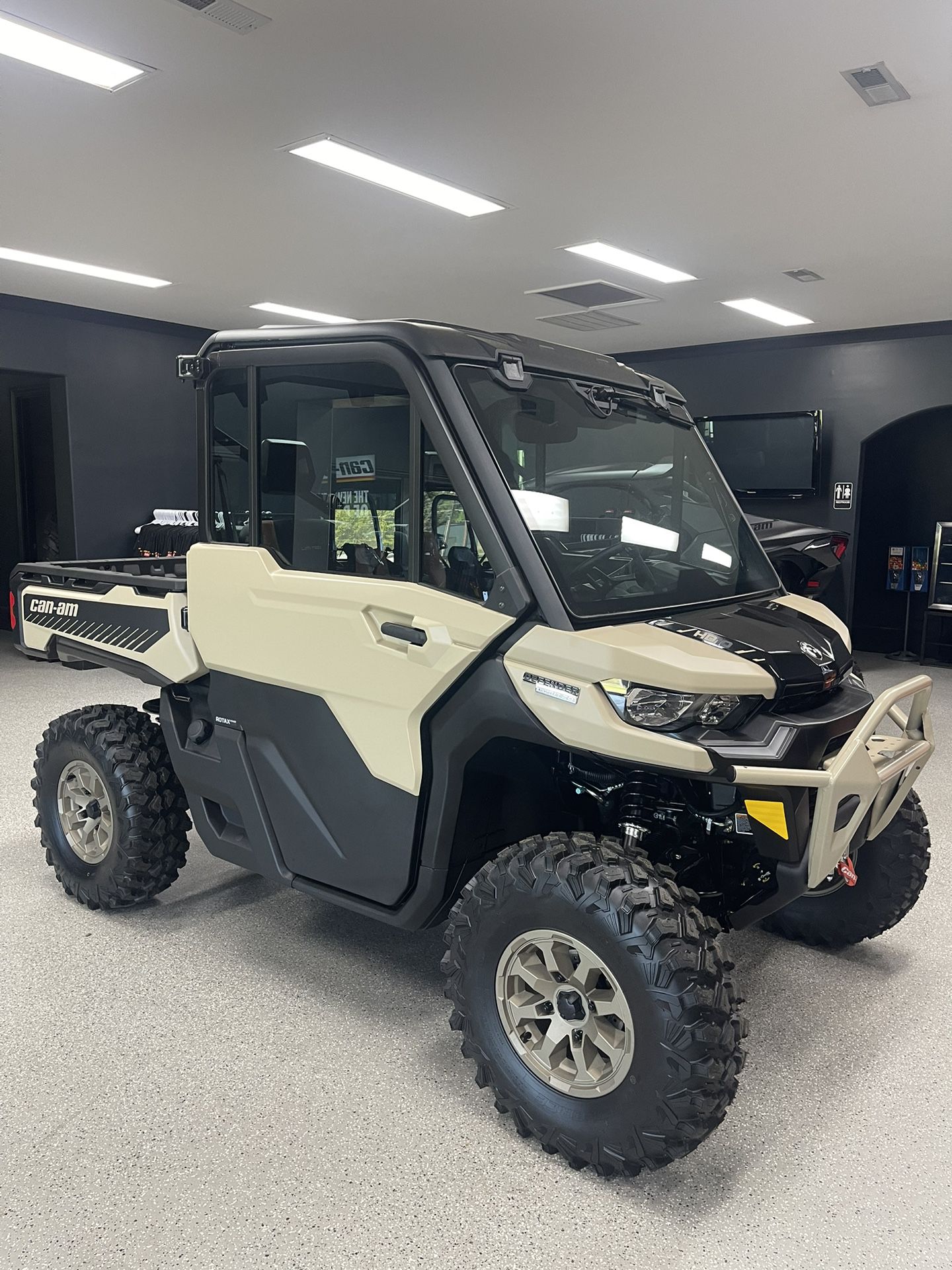 2024 Can-Am Defender Cab Limited HD10
