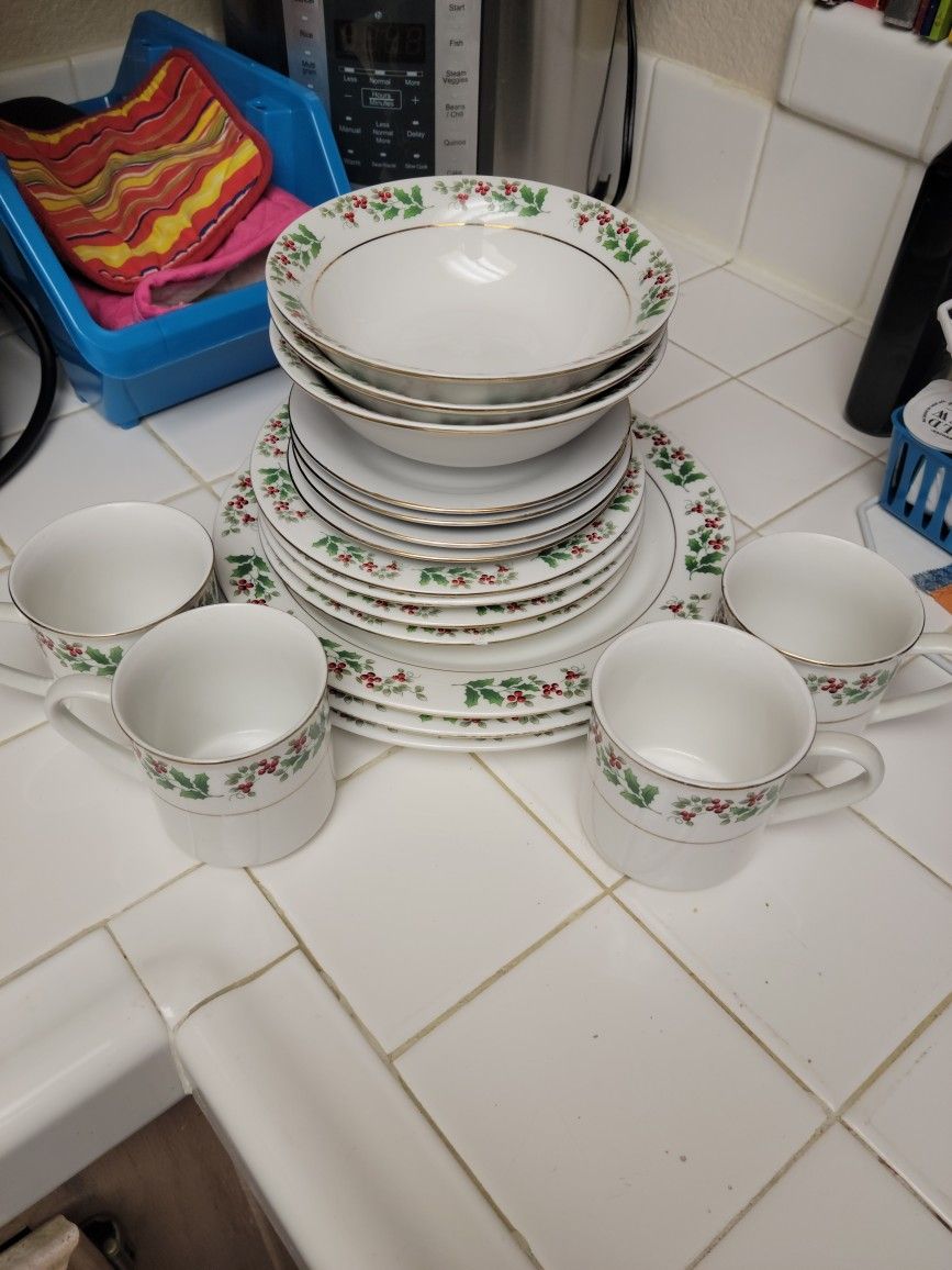 Gibson Christmas China Set Dinnerware