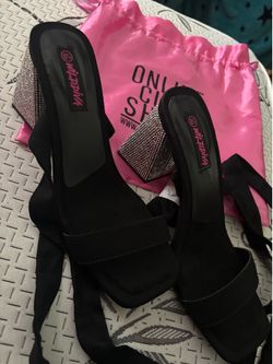 Zapatillas negras.