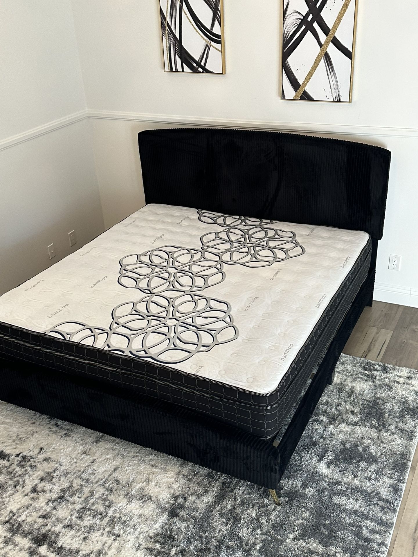 Black Velvet Queen Upholstered Bed / Mattress Included   New In A Box.    Cama Medida Queen Size Color Negro / Colchon Incluido. Nueva En Caja 