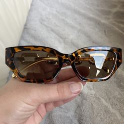 😎 brown tortoise shell brown lenses gold chain link temples cat eye sunglasses gently used condition #y2k