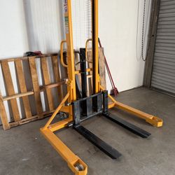 Manual Pallet Jack Forklift Hand Pallet Stacker 1100lbs Capacity 63" Lifting Height with Adjustable Fork