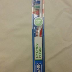 Adult Oral-B Healthy Clean; size: Medium, New

