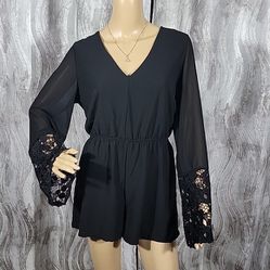 Windsor Size M NWT Black Lace Bell Sleeve Shorts Romper