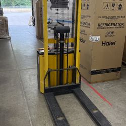 Battery Operated, Self-Propelled Pallet Stacker, Order Picker.
