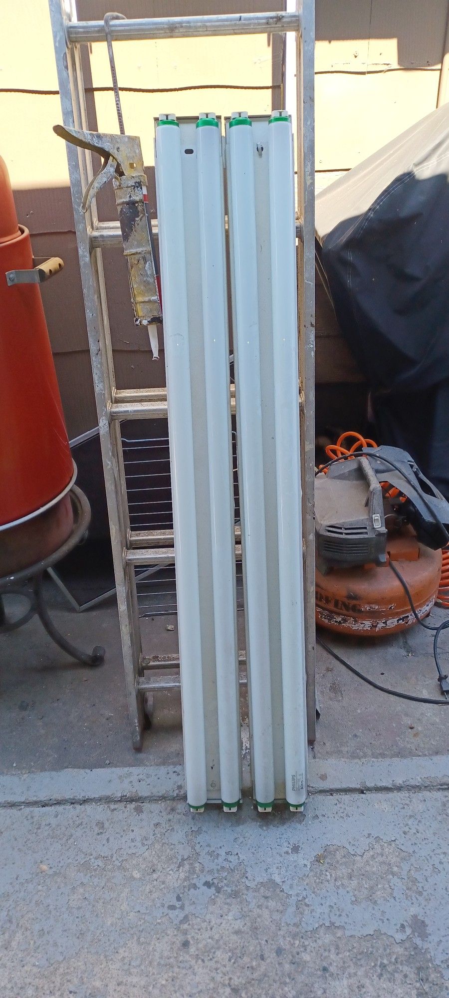 Estoy Vendiendo Estas Luces Para Garage Xon 2 Por 25.00