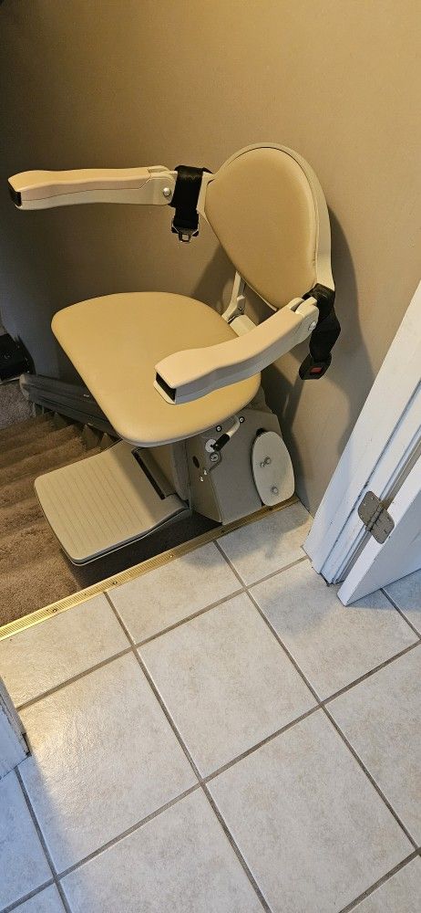 Power Chair Lift in Excellent Condition....$600
