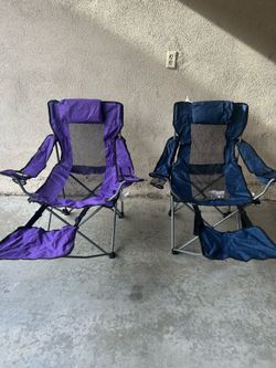 2 folding chairs with footrests