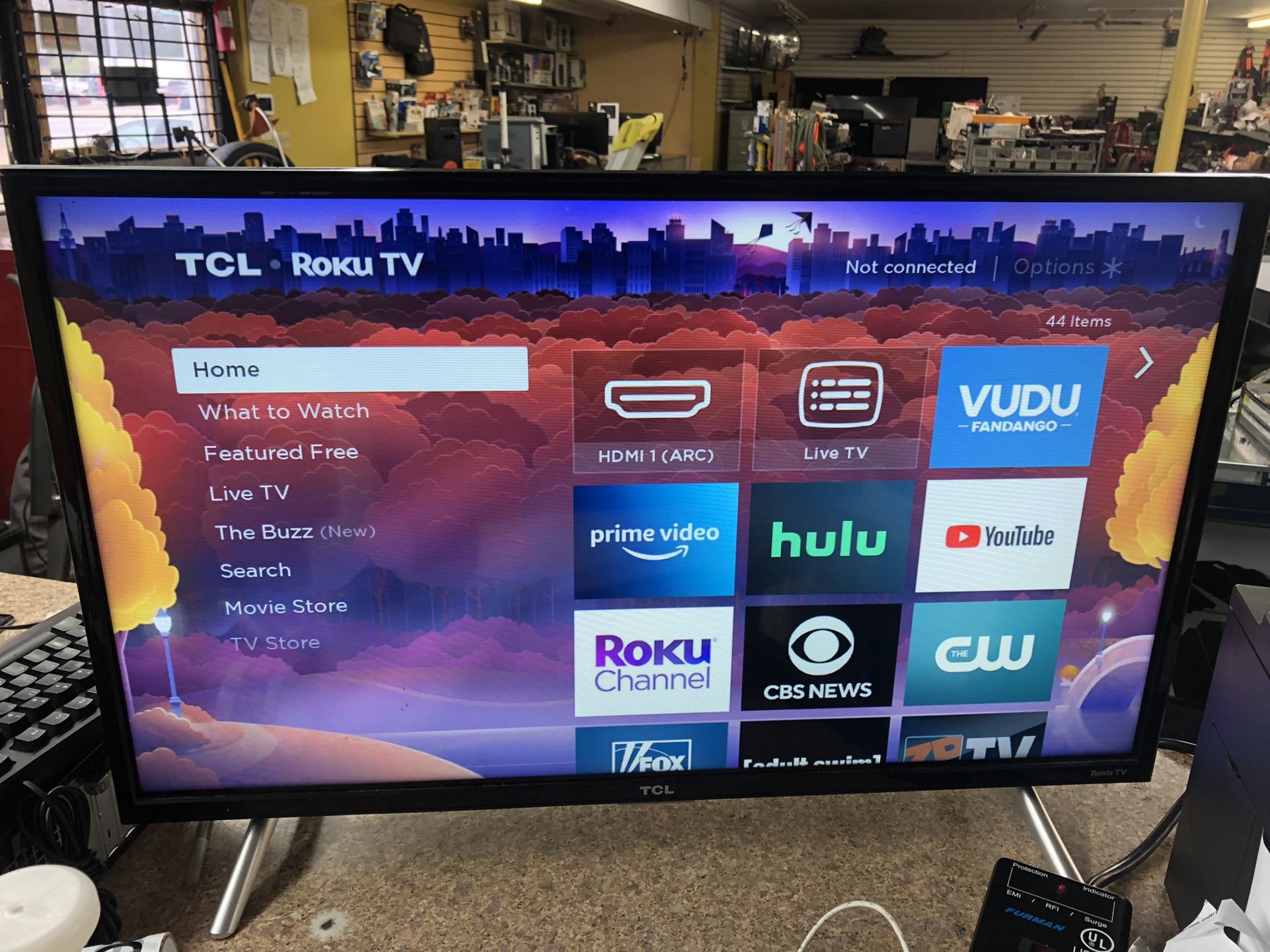 32 “ Smart Tv TCL Roku Works Great With Remote