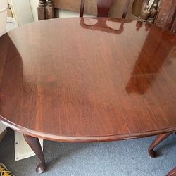 DINING ROOM TABLE AND CHAIRS.