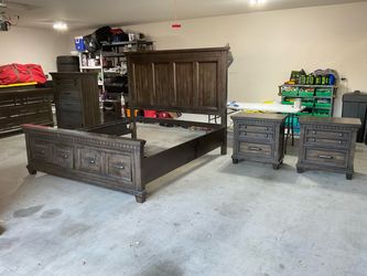 Bedroom furniture set