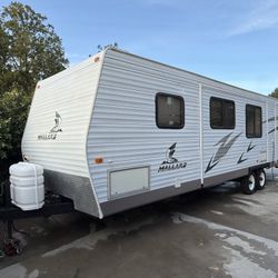 2007 Mallard By Fleetwood 30ft..  Sleeps 6-7 Comfortably..  2 Slides !! 