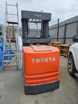 Toyota Electric Forklift / Order Picker (AS-IS), parts or repair