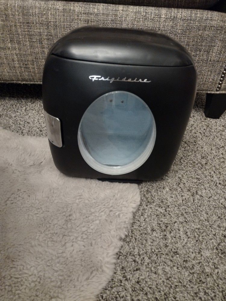 Mini Frigidaire Cooler
