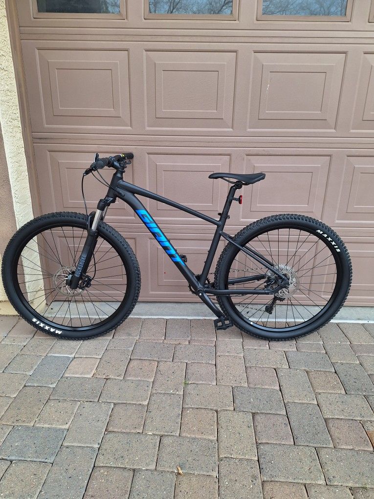 GIANT TALON 1 MOUNTAIN BIKE 29 ER LIKE NEW ( 1 OWNER UNDER 1 MILE RIDE)