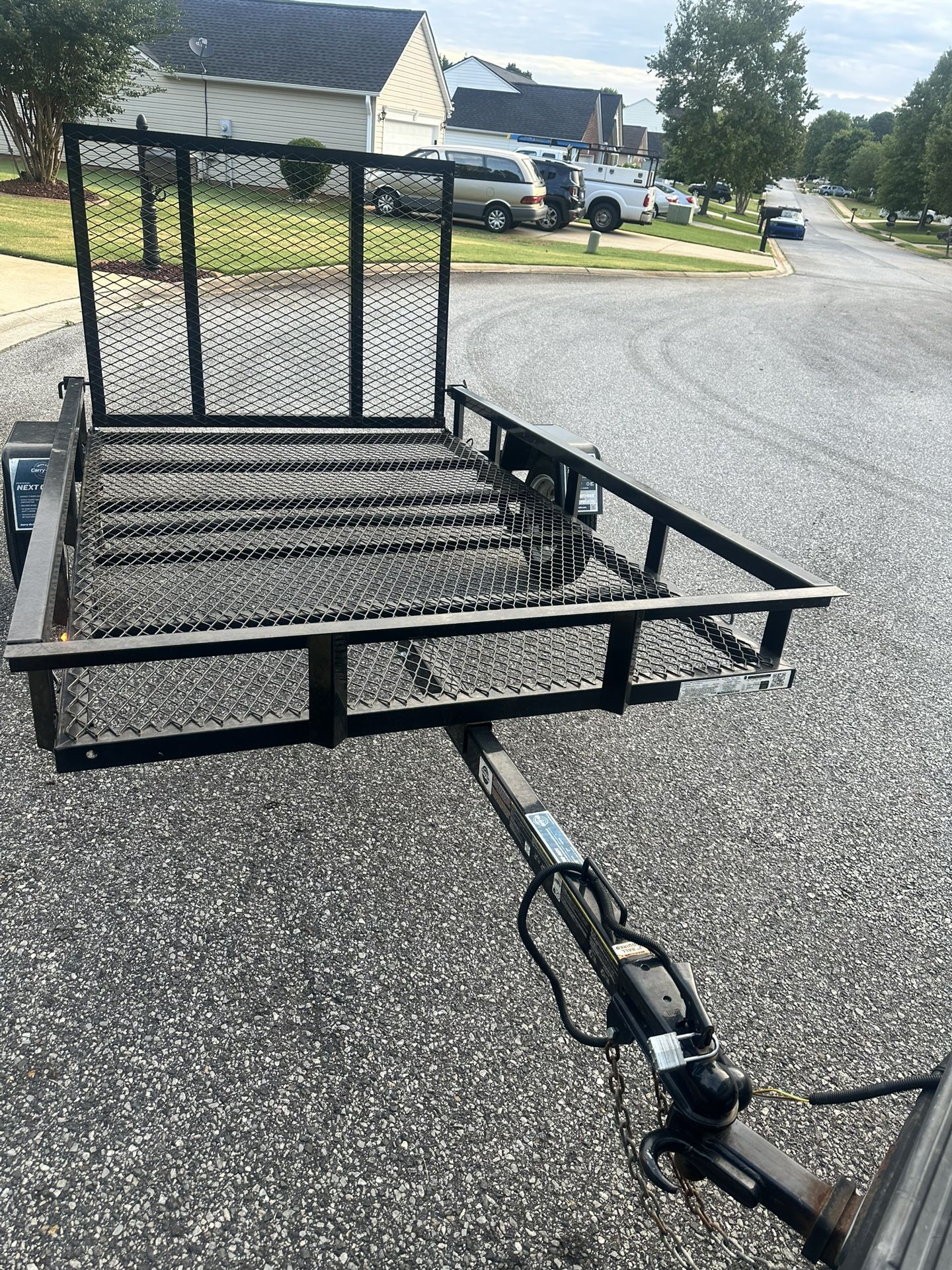 5X8 CARRY ON UTILITY TRAILER./WITH TITLE .