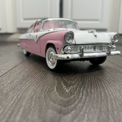 Diecast 1/18 Scale 1955 FORD FAIRLANE CROWN VICTORIA  ROAD LEGENDS 