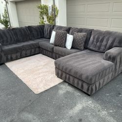 Stunning Dark Gray Sectional Couch In Excellent Condition - Free Delivery 🚚 