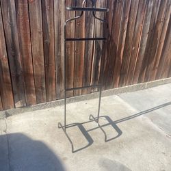 Stand to hang clothes