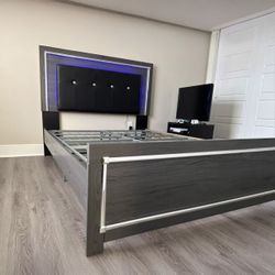 Lodanna Gray Queen LED Platform Bed