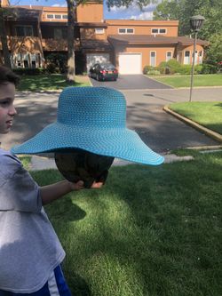 Women’s beach or boat hat turquoise color great shape