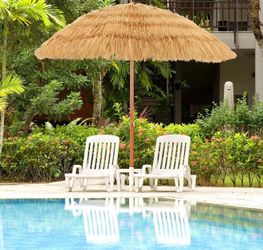Tangkula 6.5Ft Tiki Patio Umbrella, Hawaiian Style Outdoor PE Grass Umbrella with Tilt Adjustment, 8 Ribs, Portable Thatched Beach Umbrella for Garden