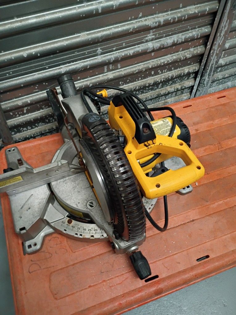DeWalt Saw