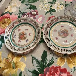 Beautiful Vintage 2 Collectible Plates 