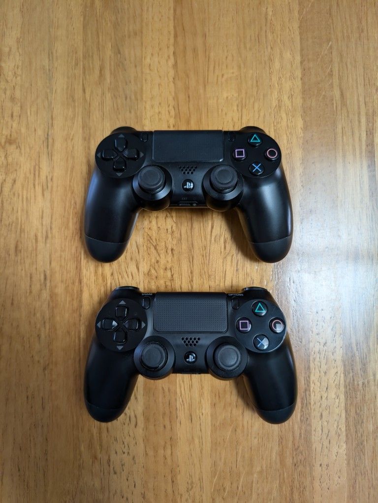Sony PS4 Controllers (Set of 2)