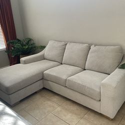 Thomasville Dillard 2-Piece Sofa Sectional with Reversible Chaise