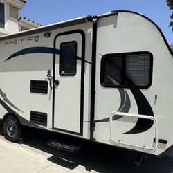 2018 Pacifica XL travel trailer 16BH in excellent condition in and out