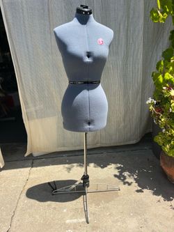 Nice singer dress form in great condition