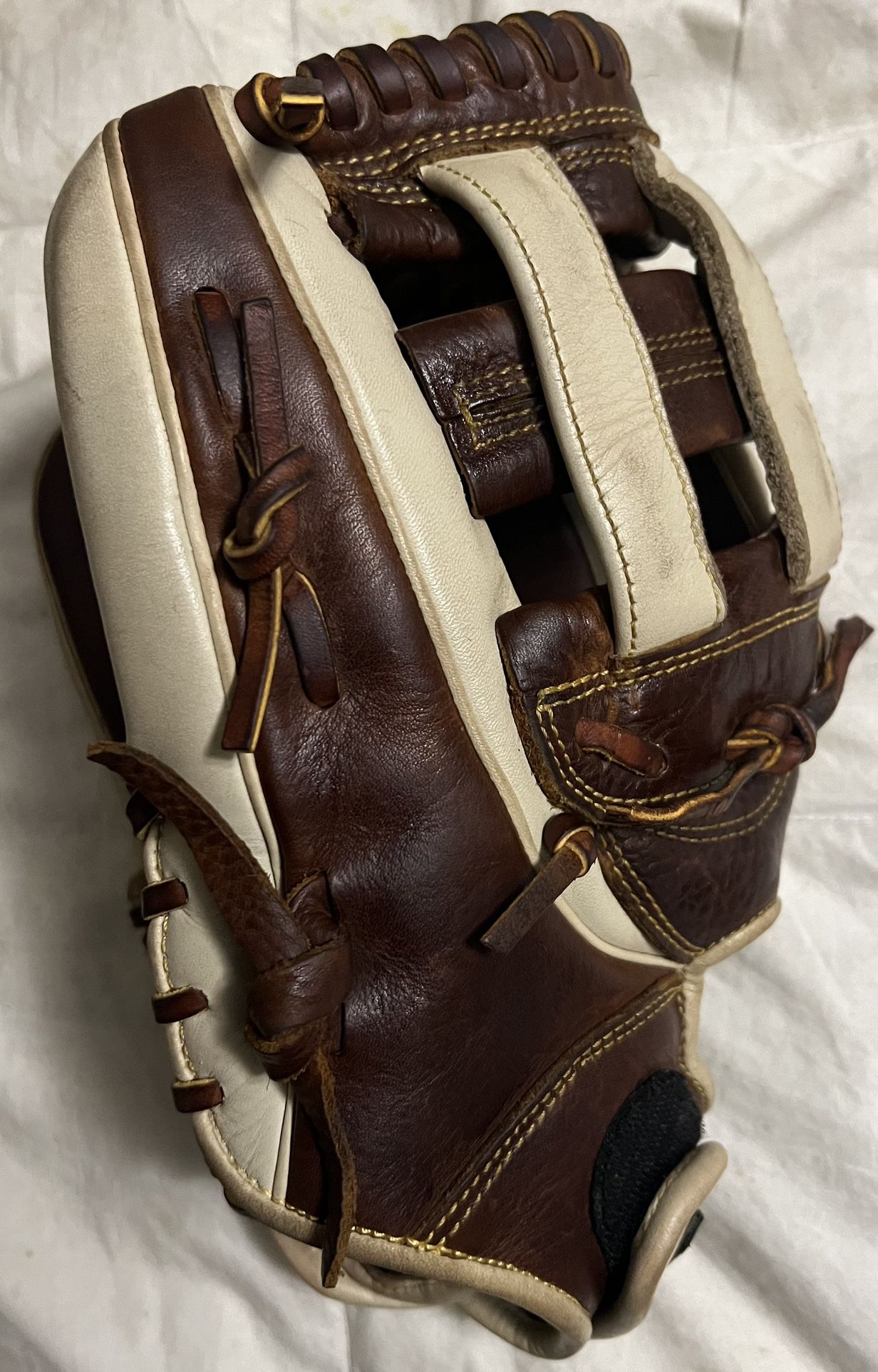 Left-Handed Throw Mizuno Classic Fast Pitch Softball Glove 