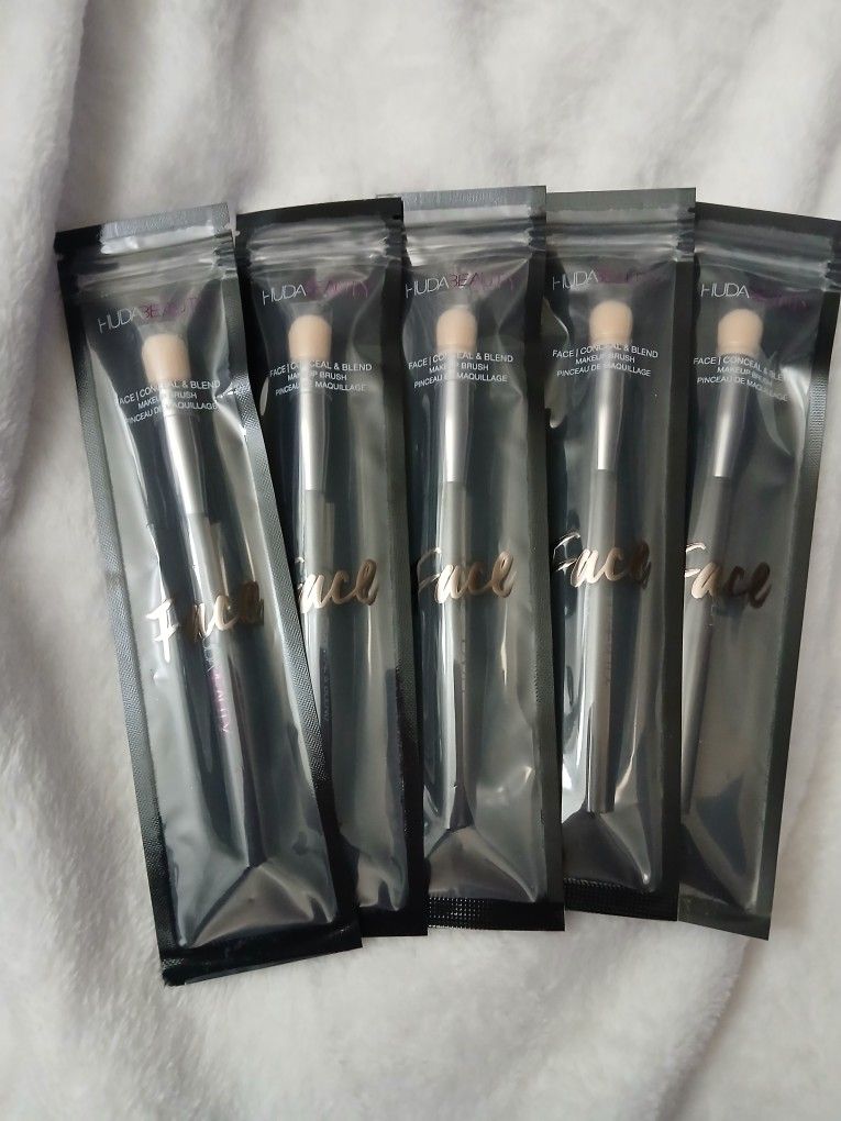 Huda Beauty Face Conceal & Makeup Brush