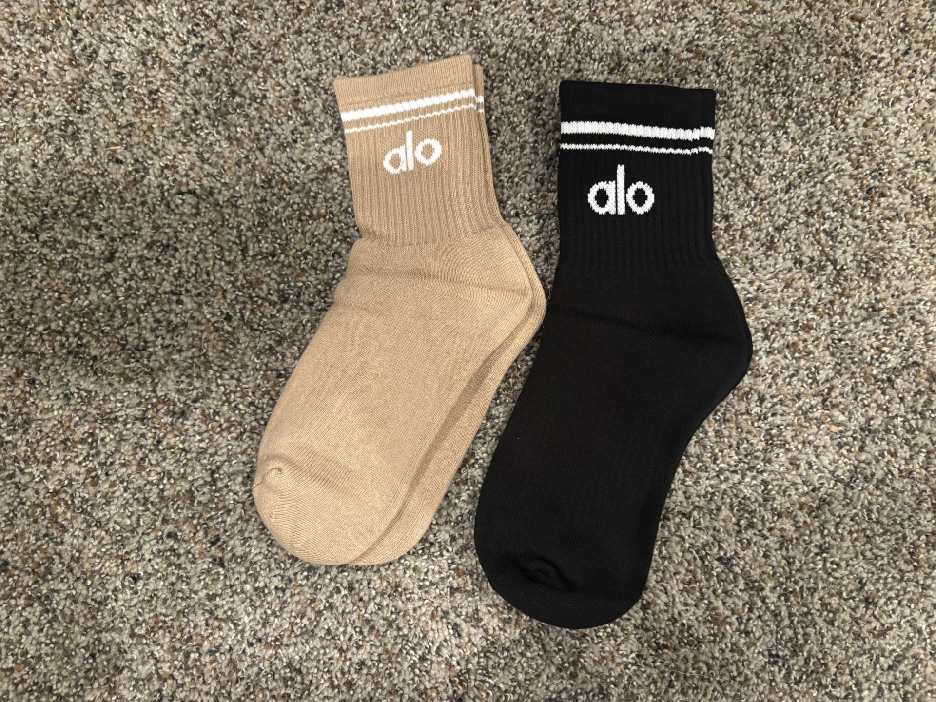 2 Pairs Alo Yoga Unisex Throwback Socks Brand New