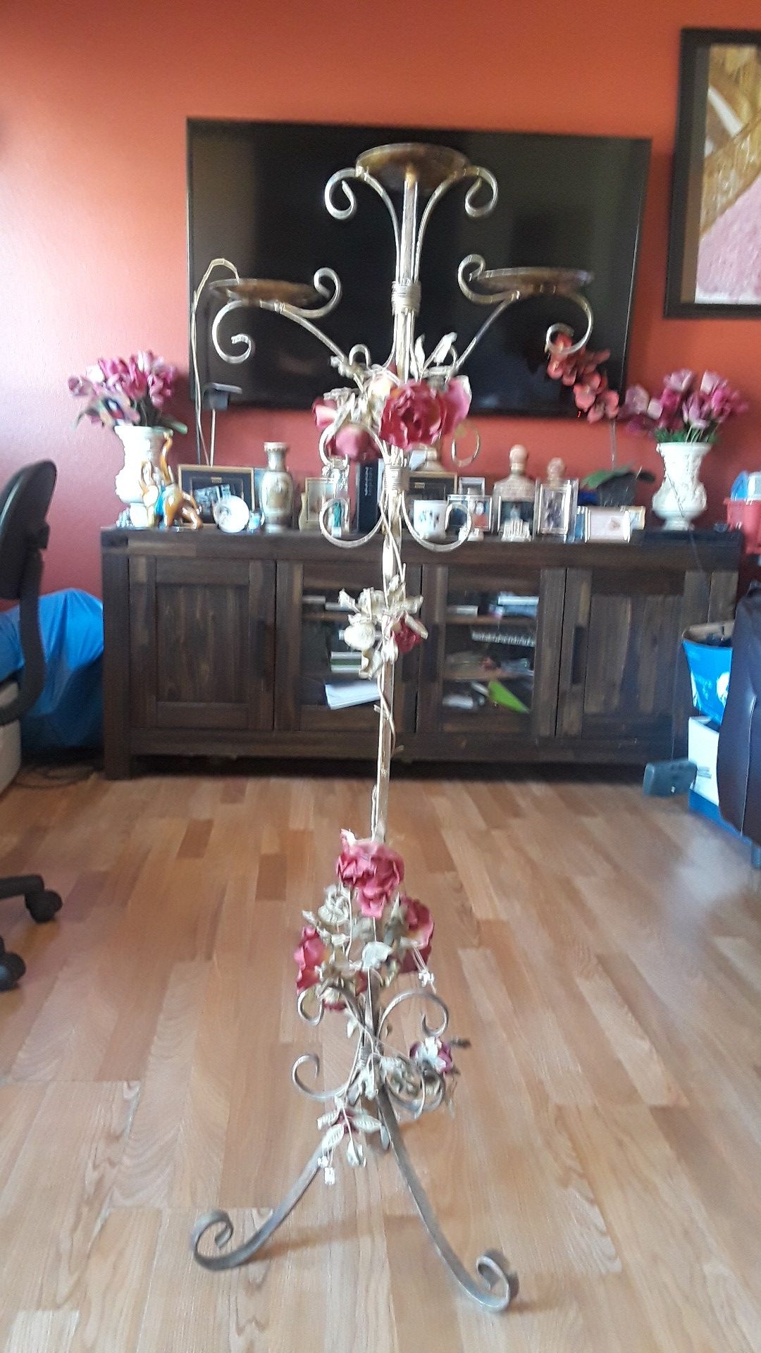 Candle holder stand, rusty gold beautiful metal stand, 4 feet tall, you can remove flowers and decorate other colors.