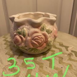 Adorable SHABBY CHIC PLANTER IN EXCELLENT CONDITION 3.5 tall and 4 wide 